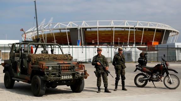 Soldados, frente a uno de los estadios de los Juegos Olímpicos.