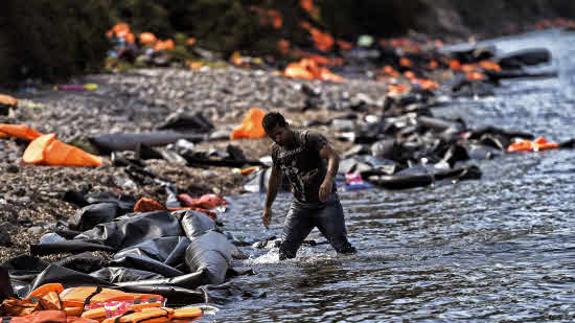 Un refugiado en la costa de Lesbos.