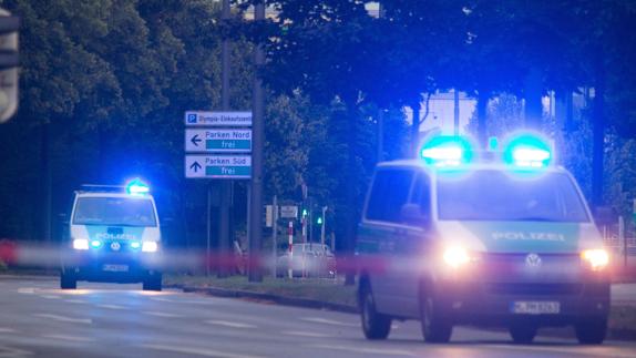 Dos furgones policiales.