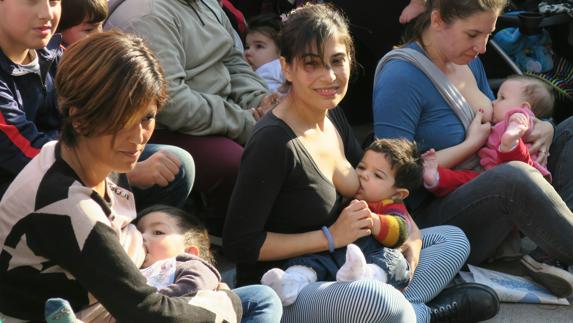 Mujeres dan el pecho a sus hijos en una plaza en Argentina.