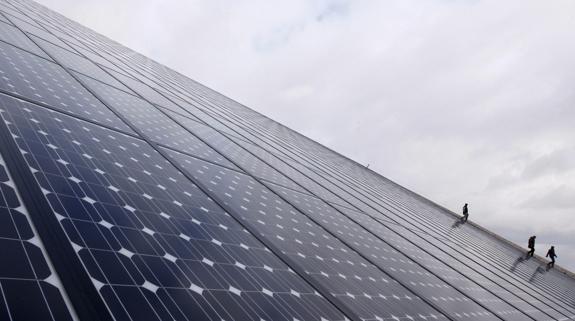 Paneles solares, instalados en un tejado.