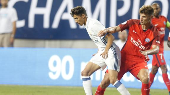 Achraf Hakimi (i) y Thomas Meunier (d) durante el Real Madrid-PSG. 