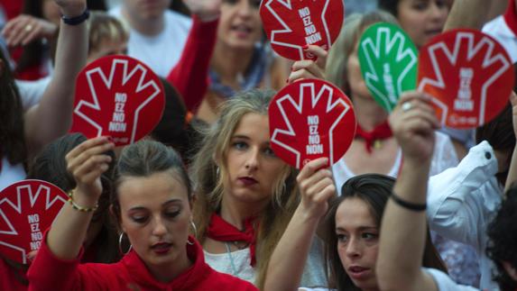 Concentración en Pamplona en repulsa por una agresión sexista durante los Sanfermines.