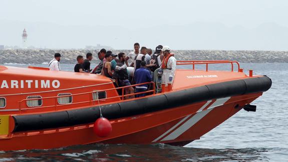 La embarcación de Salvamento Marítimo a su llegada al puerto de Almería.