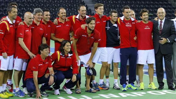 El equipo español celebra la victoria ante Rumanía. 