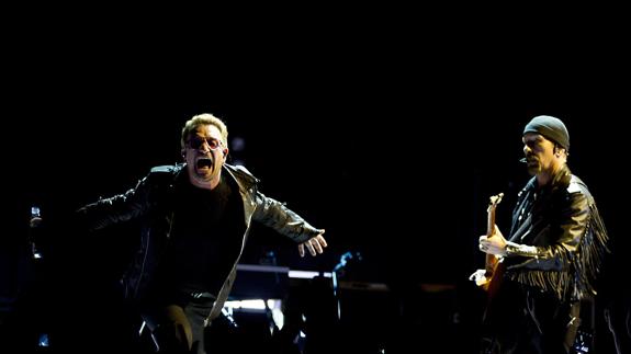 El cantante irlandés de la agrupación U2, Bono, y el guitarrista, The Edge (d), durante un concierto.