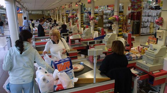 Clientes haciendo la compra en un supermercado. 