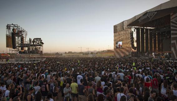 Afluencia de público en uno de los escenarios en la jornada de cierre del Arenal Sound.