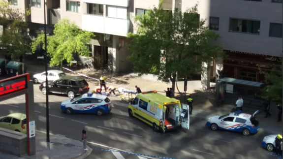 Ambulancias y policías en los alrededores del centro comecial. 
