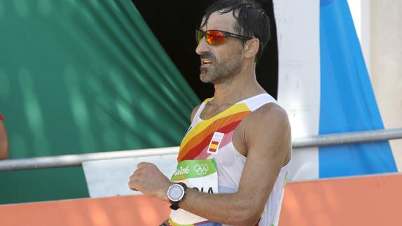 El atleta español, García Bragado cruzando la meta en la carrera de 50 km marcha.