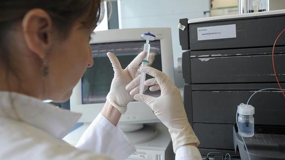 Investigadora en el laboratorio.