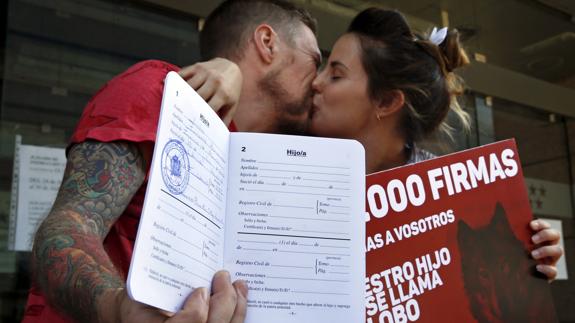 Ignacio Javierre y María Hernández celebran que Lobo, su hijo, haya sido inscrito en el Registro Civil.