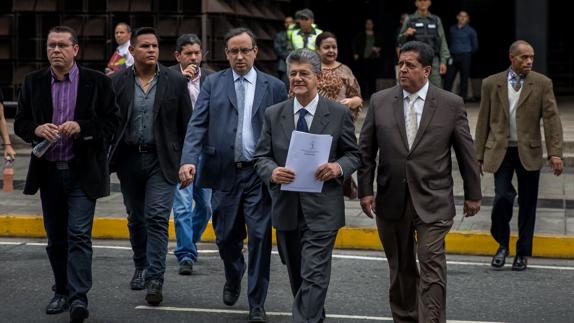 El presidente de la AN, Henry Ramos Allup (c), camina en las inmediaciones del Ministerio Público.