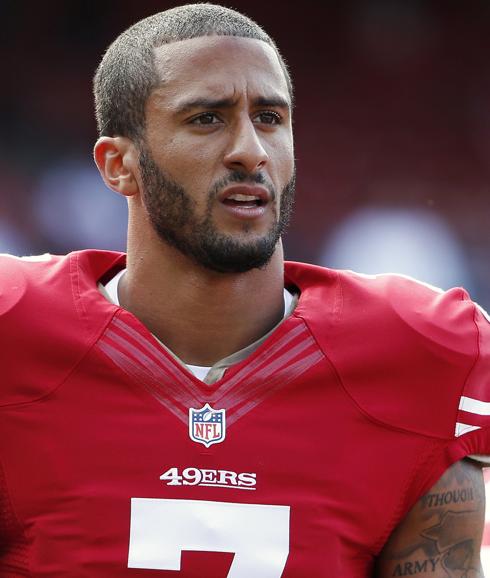 Kaepernick escucha el himno estadounidense. 