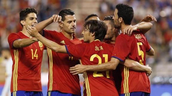 Los jugadores españoles celebran un gol de Silva en Bruselas. 