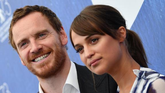 Michael Fassbender y Alicia Vikander, en la presentación de 'La luz entre los océanos' en Venecia.