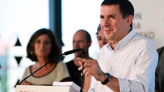 Arnaldo Otegi presenta las propuestas en San Sebastián.