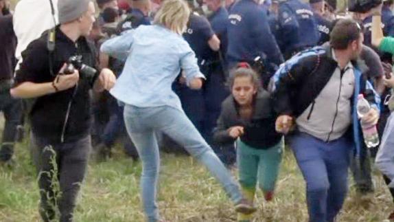 Momento en el que Petra László pone la zancadilla a una niña refugiada.