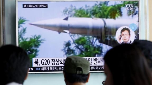 Surcoreanos atentos a la noticia del lanzamiento de un misil por Corea del Norte.