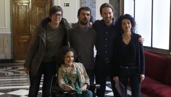 Ramón Espinar (2-i), junto a Pablo Iglesias y senadores de Podemos.
