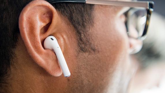 Un hombre prueba los airpods, los nuevos auriculares de Apple para el iPhone 7.