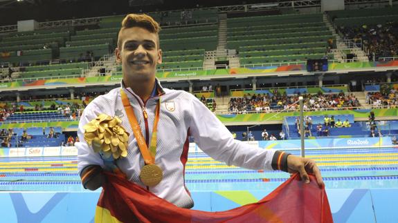 Óscar Salguero, con su medalla de oro. 