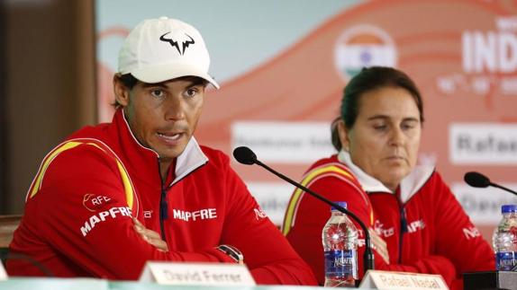 Rafa Nadal junto a Conchita Martínez, capitana del equipo español de la Davis. 