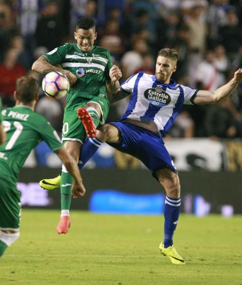 Albentosa pelea el balón con Luciano Neves. 