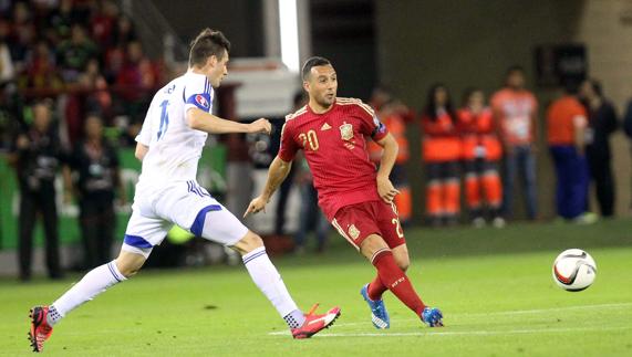 Cazorla pasa el balón. 