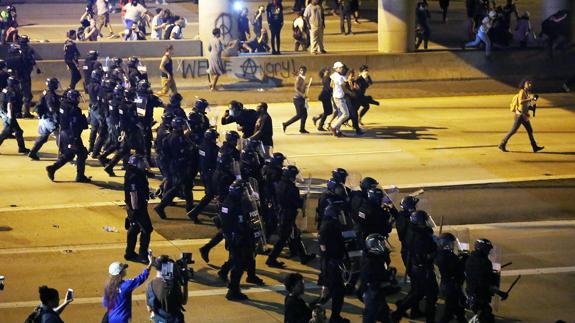 La Policía despeja la autopista I-277 de manifestantes en Charlotte, Carolina del Norte.