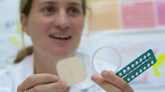Una matrona muestra diferentes métodos anticonceptivos.