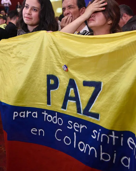 Partidarios al acuerdo de paz con las FARC muestran su tristeza tras el resultado de la votación.