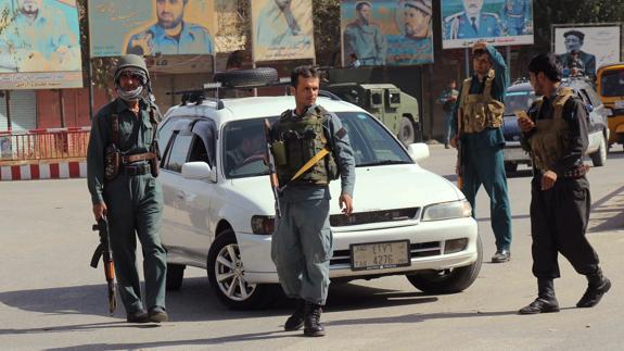 La Policía afgana vigila el centro de Kunduz.