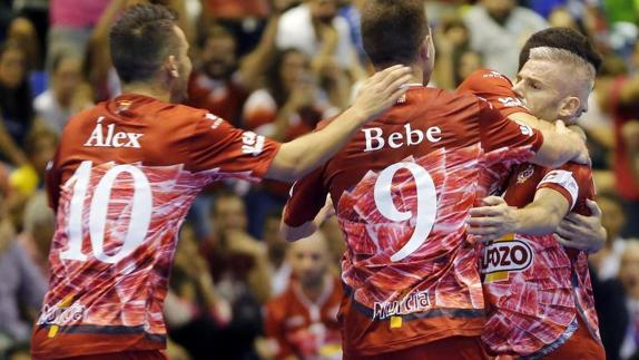 Miguelín (d) celebra su segundo gol con sus compañeros. 