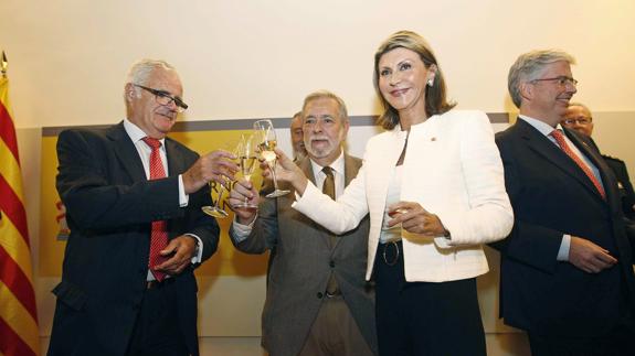 La delegada del Gobierno en Cataluña, Llanos de Luna, brinda con el fiscal superior de Cataluña, Romero de Tejada (i), y el secretario de Estado de Administraciones Públicas, Antonio Beteta, en la celebración de la fiesta del 12 de Octubre en la sede de la Delegación del Gobierno.