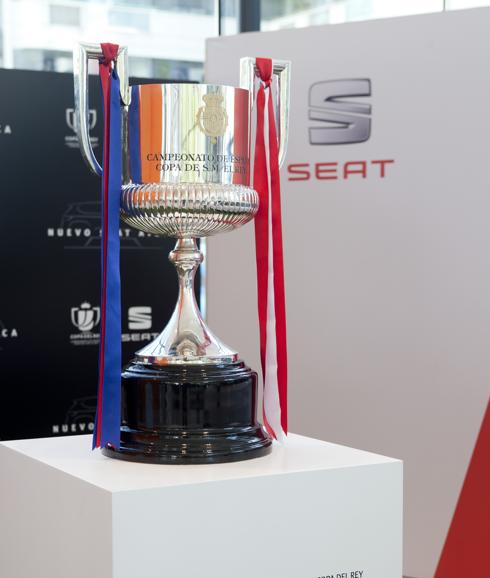 El trofeo de la Copa del Rey. 