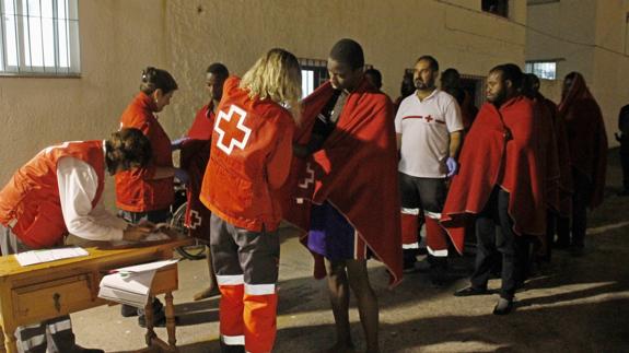 Inmigrantes rescatados por Salvamento Marítimo en Motril.