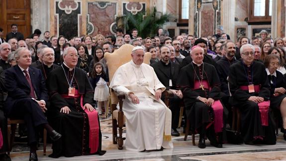 Francisco junto a miembros del Pontificio Instituto Juan Pablo II para Estudios sobre el Matrimonio y la Familia