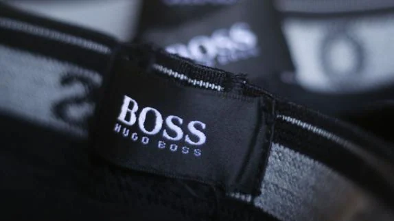 Etiquetas de la marca alemana Hugo Boss, en una tienda de Mezingen. 