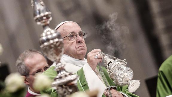 El Papa oficia la misa en el Vaticano. 