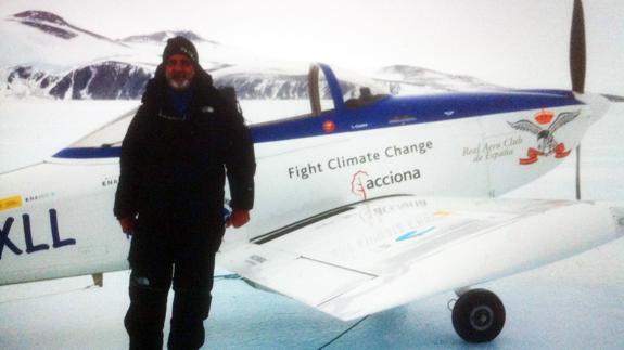 Miguel Ángel Gordillo posa junto al avión.