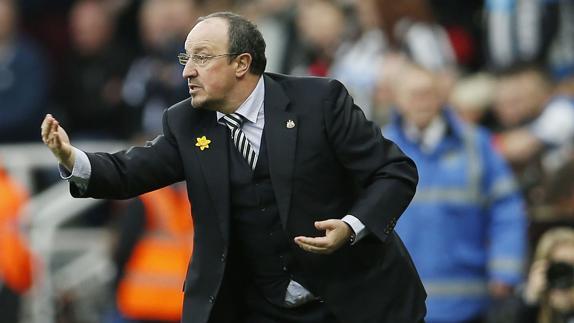 Rafa Benítez, dando instrucciones. 