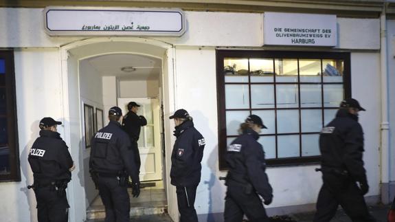 Varios policías ante la mezquita Al Taqwa durante un registro en Hamburgo.