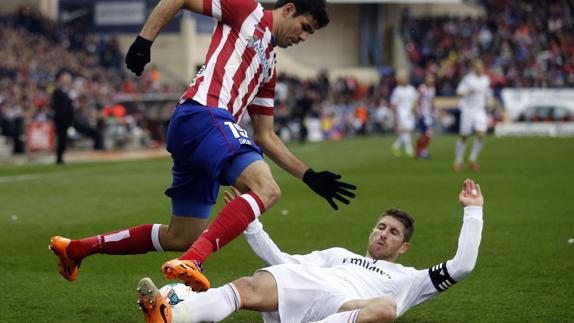 Ramos realiza una entrada sobre Diego Costa en el Calderón. 