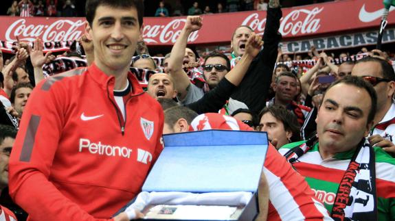Iraola, homenajeado en su despedida del Athletic. 