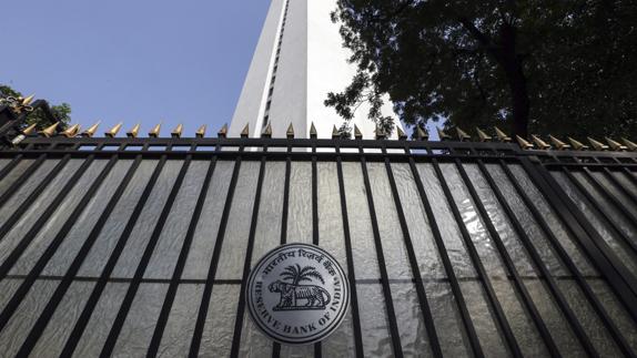 Vista del logotipo del Banco de la Reserva de la India, en Bombay.