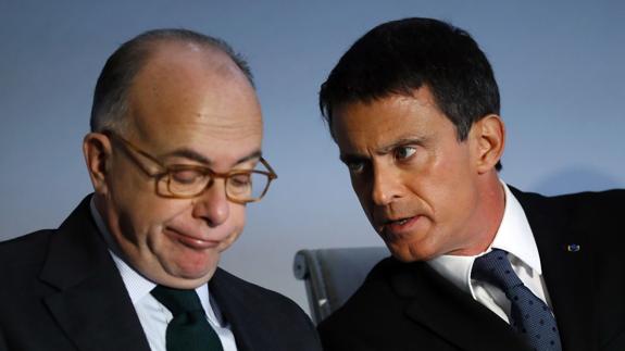 El ministro del Interior, Bernard Cazeneuve, junto al primer ministro galo, Manuel Valls. 