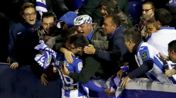 El centrocampista del Leganés Robert Ibáñez celebra con los aficionados su segundo gol.