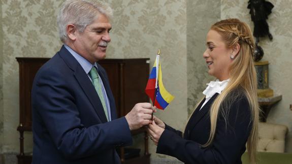 El ministro de Asuntos Exteriores, Alfonso Dastis, recibe en el Palacio de Viana a Lilian Tintori.