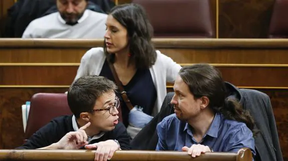 Los diputados de Unidos Podemos Íñigo Errejón, Irene Montero y Pablo Iglesias, durante el pleno del Congreso.